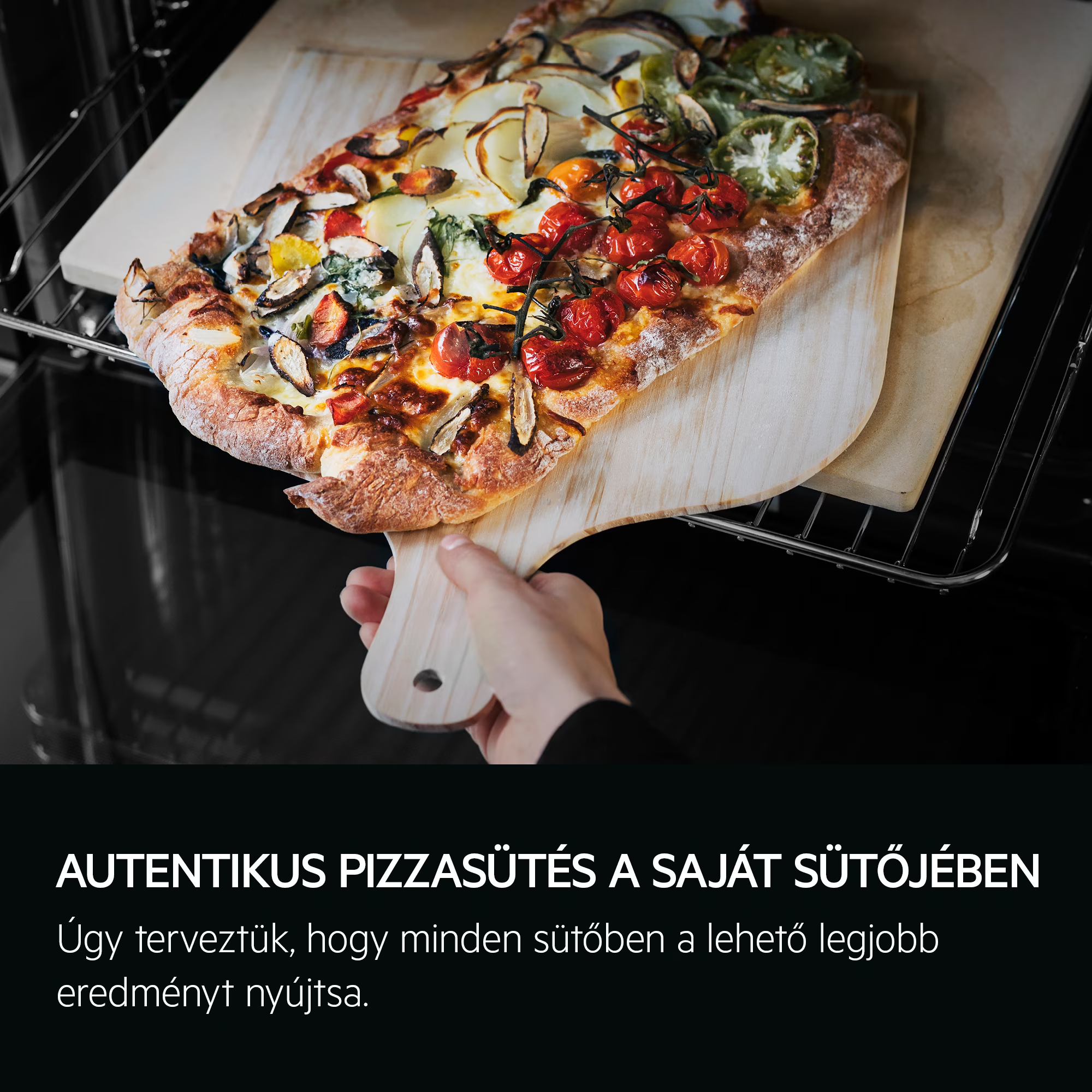 Egy pizza fa lapáton kerül elő a sütőből.