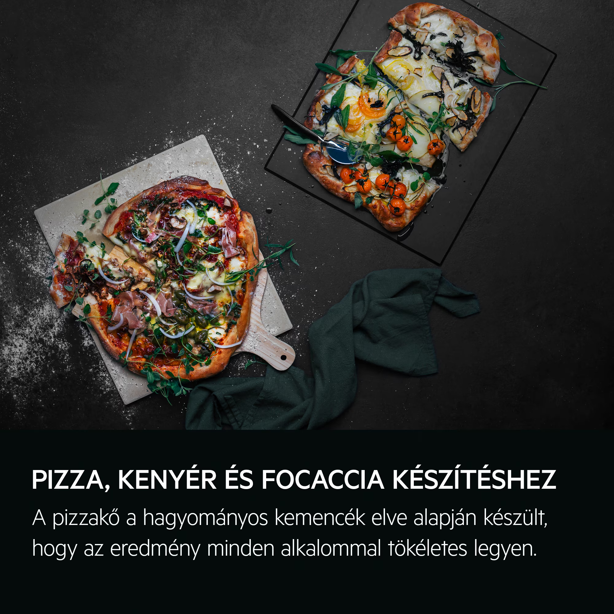 Két pizza, friss zöldfűszerekkel és zöldségekkel, sötét háttéren.