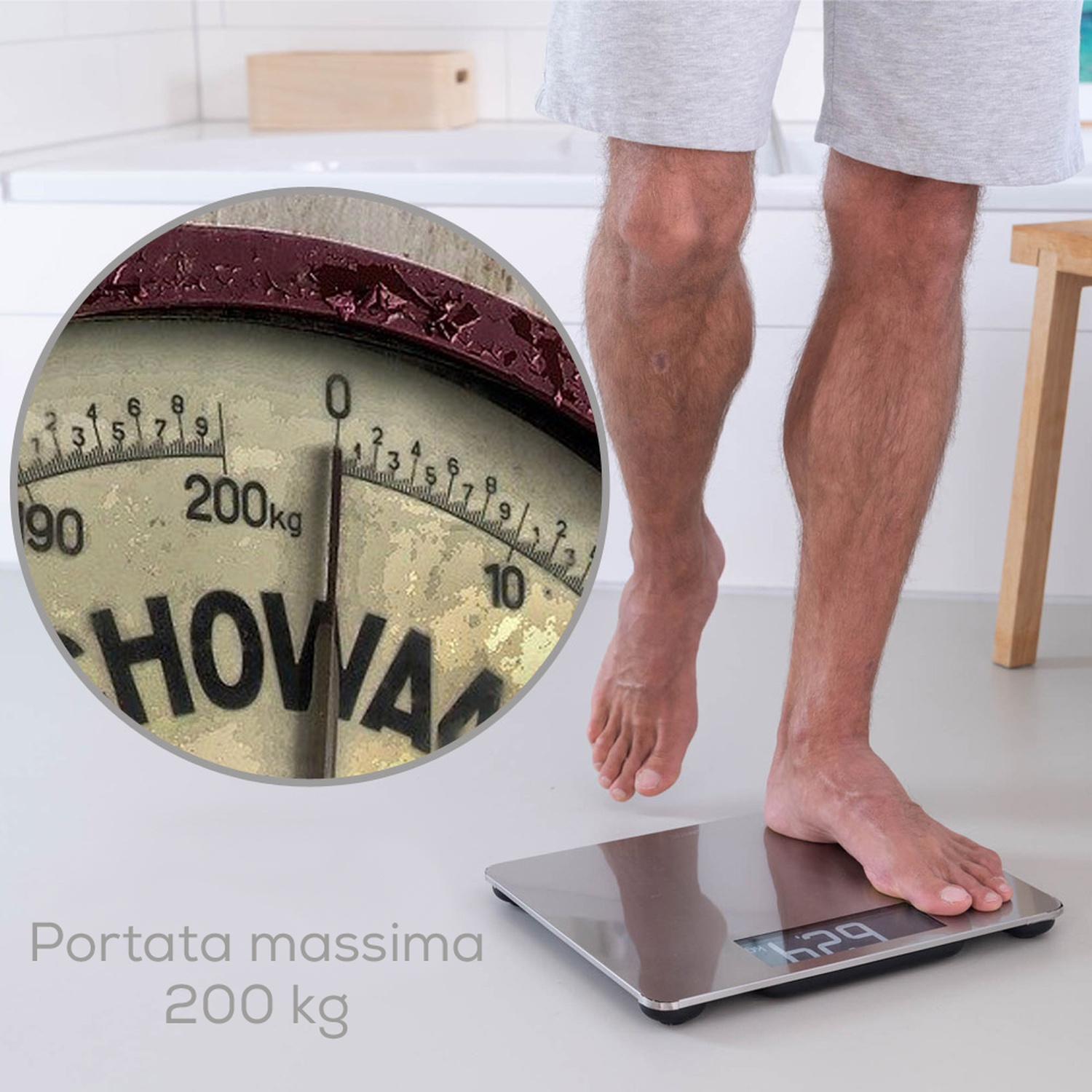 Uomo su bilancia digitale. Dettaglio bilancia vecchia, portata massima 200kg.