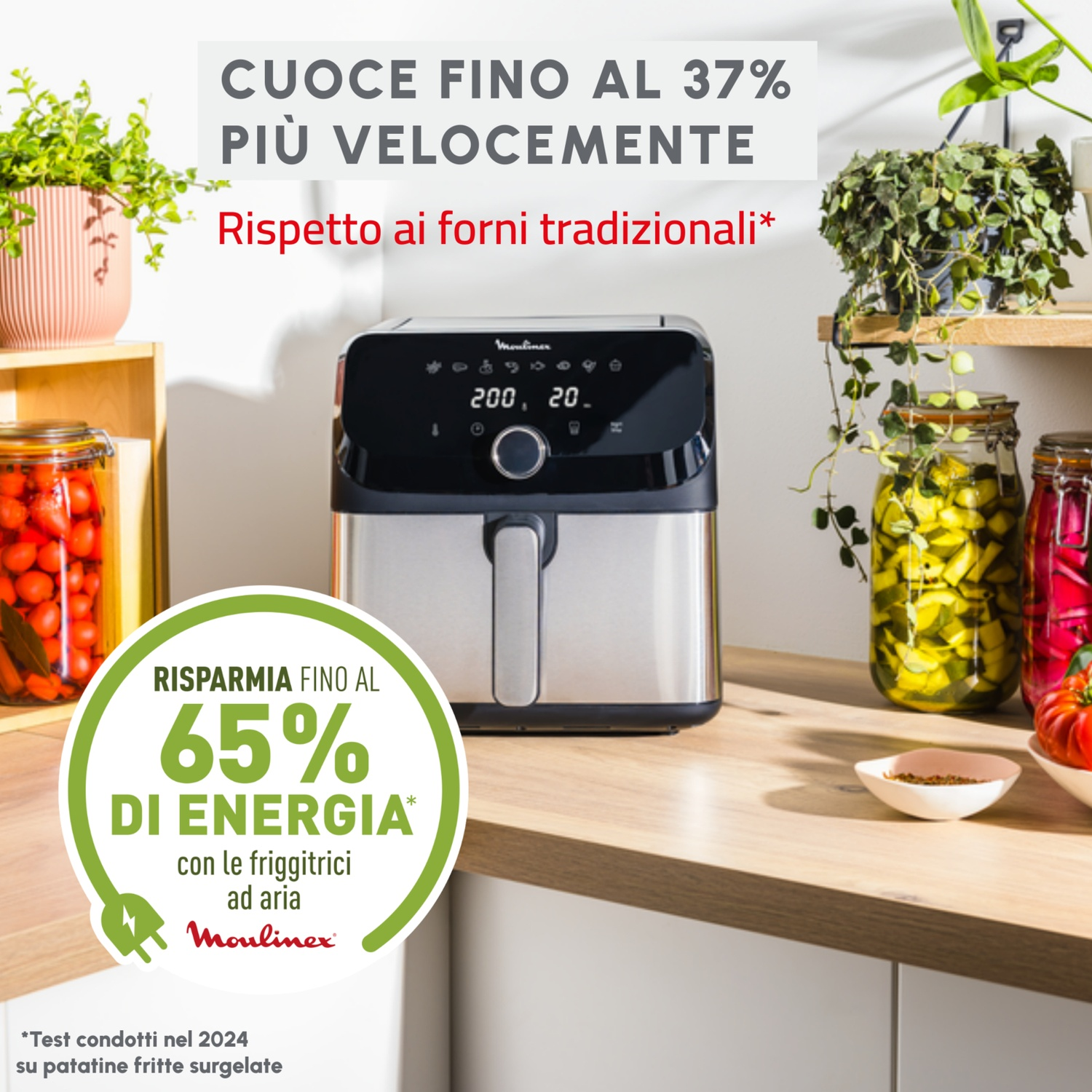Una friggitrice ad aria argentata su un bancone vicino a barattoli di verdure sottaceto.