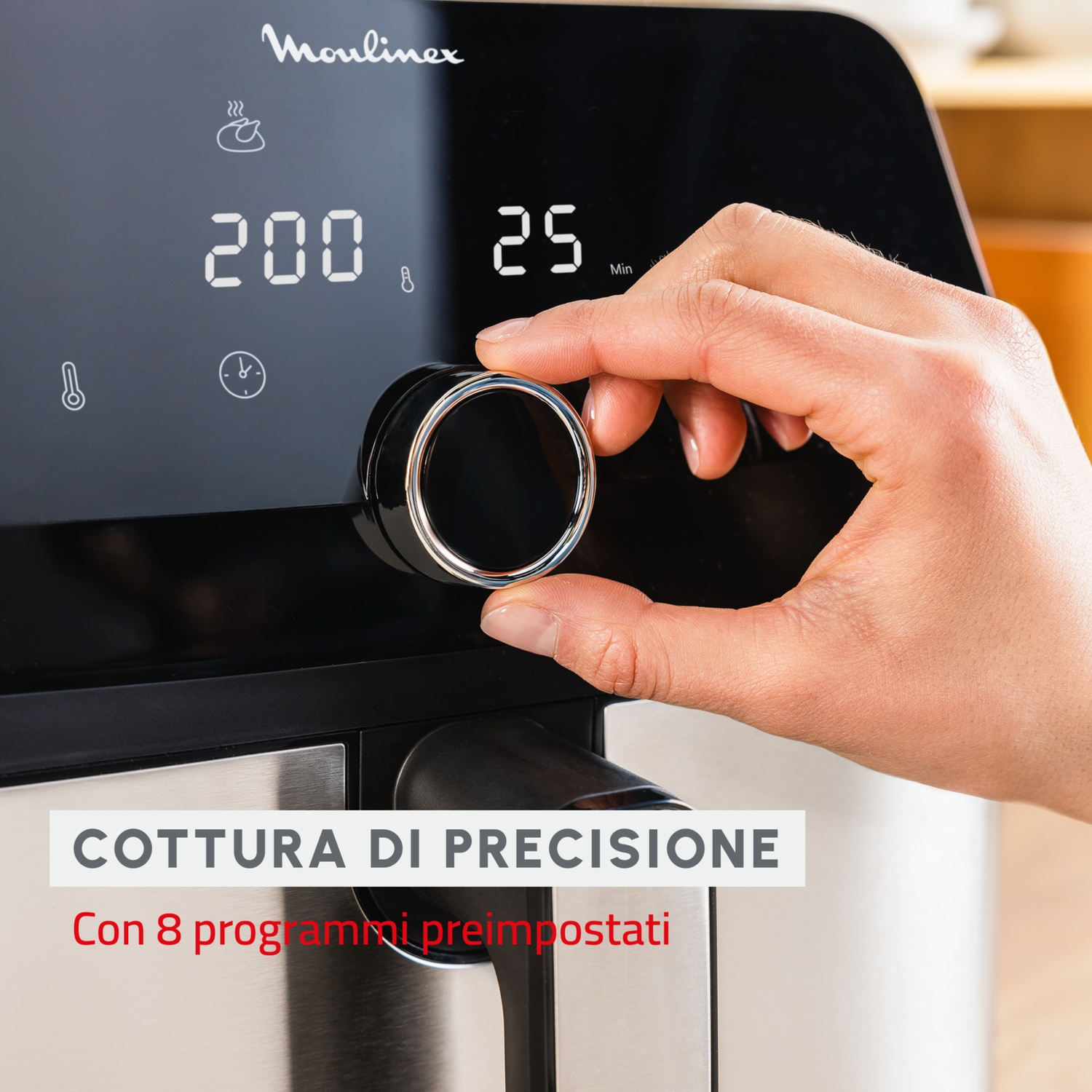 Mano gira la manopola sul display digitale del pannello di controllo di una friggitrice ad aria.
