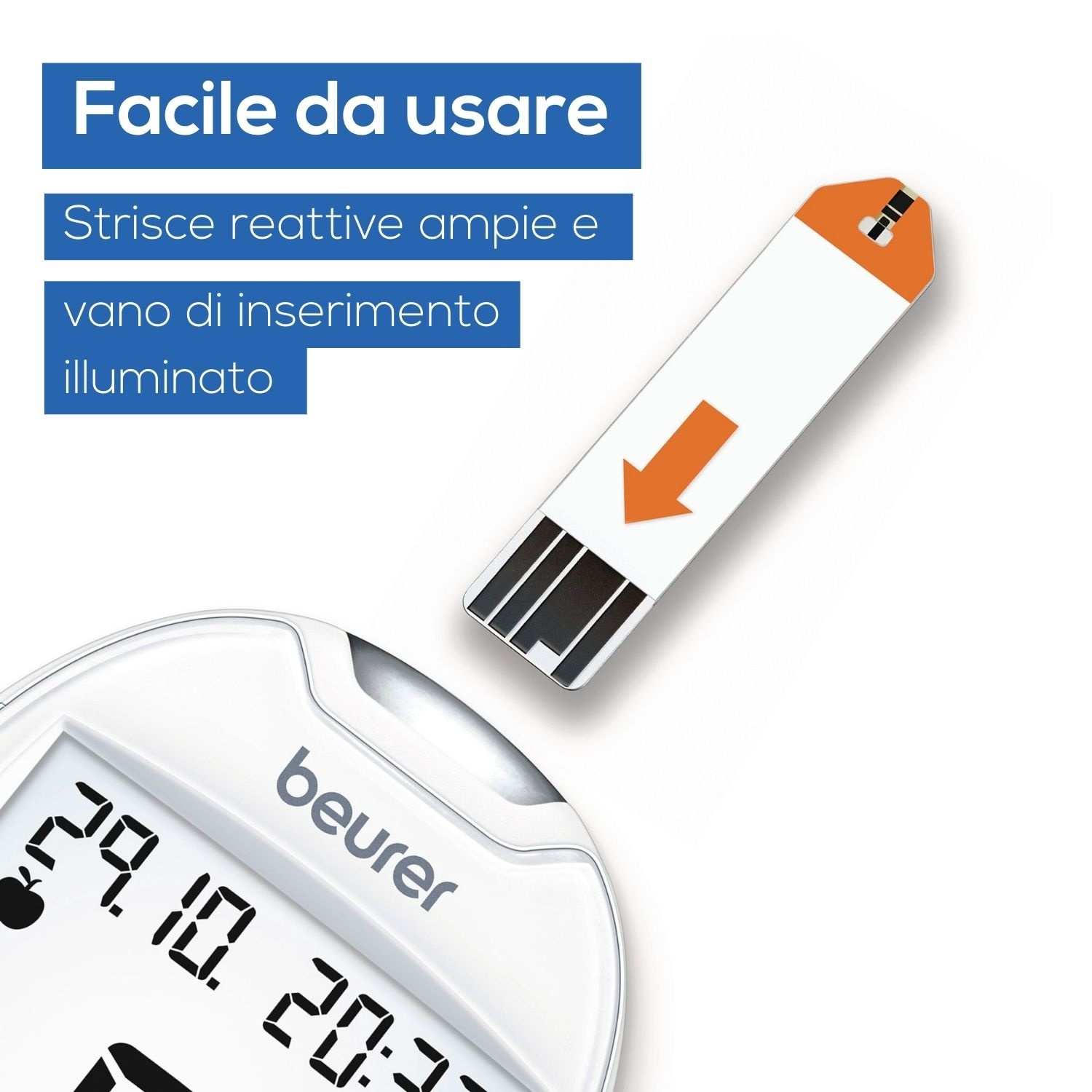Un glucometro bianco con striscia reattiva e data/ora sul display.
