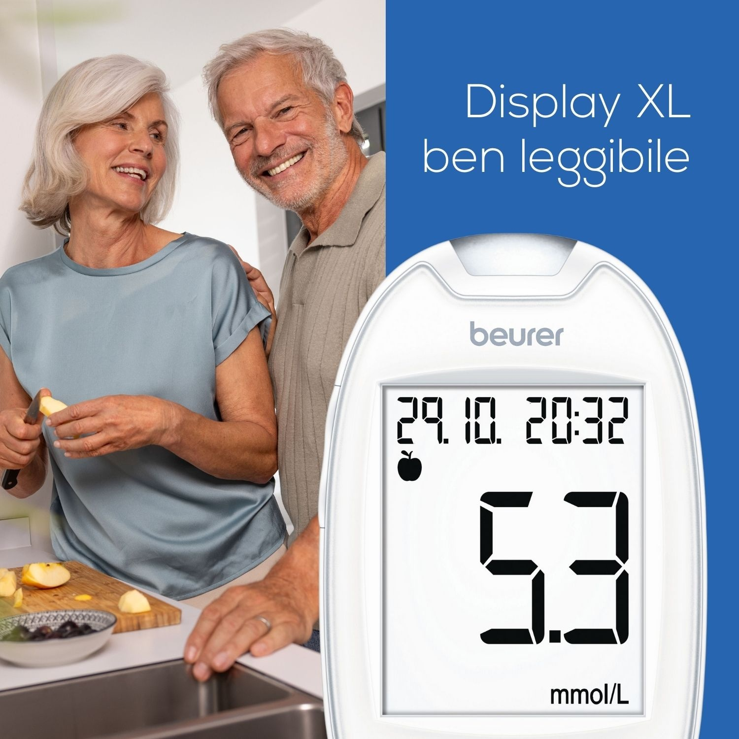 Coppia anziana in cucina con glucometro. Uomo sorridente.