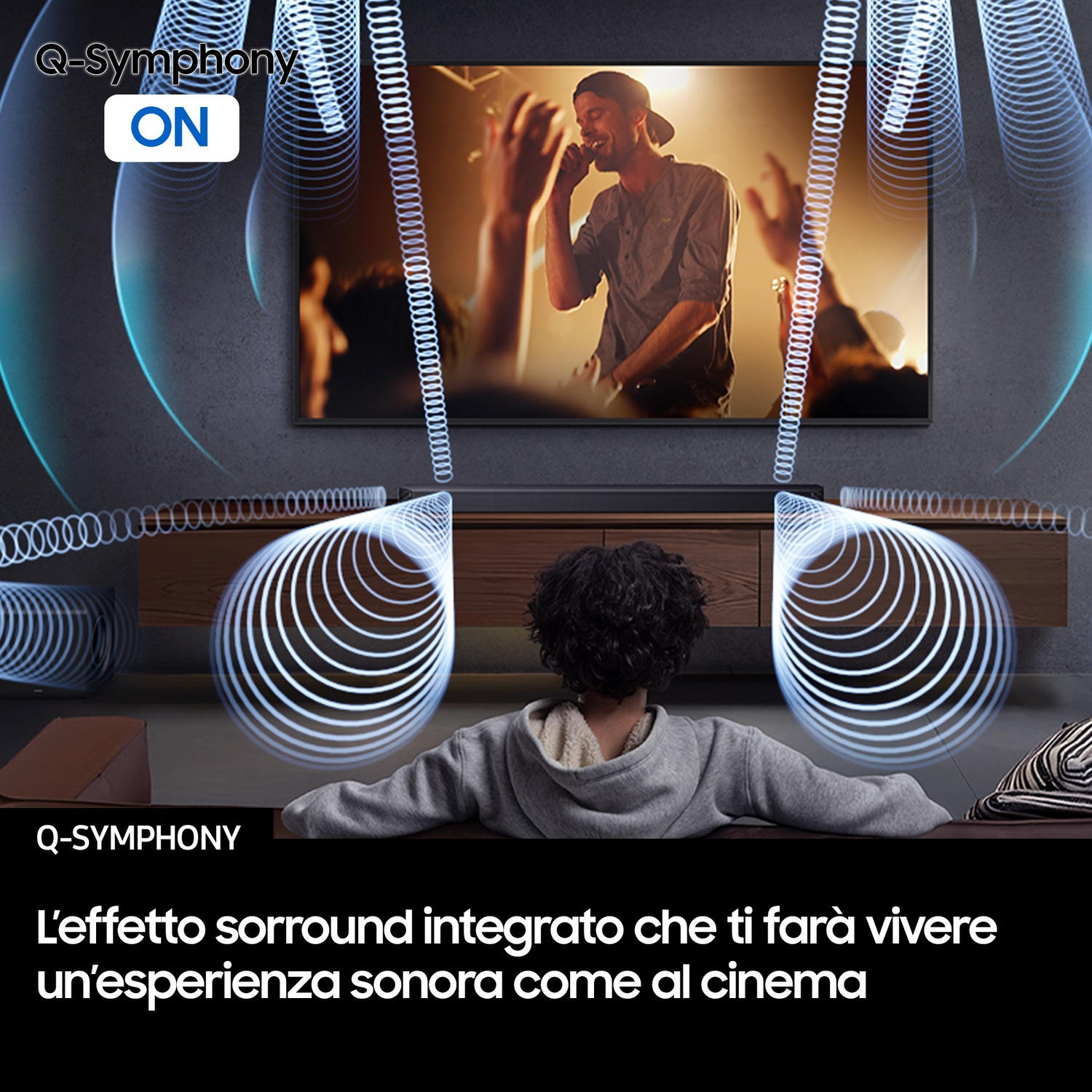 Uomo sul palco davanti a folla, Q-Symphony acceso.
