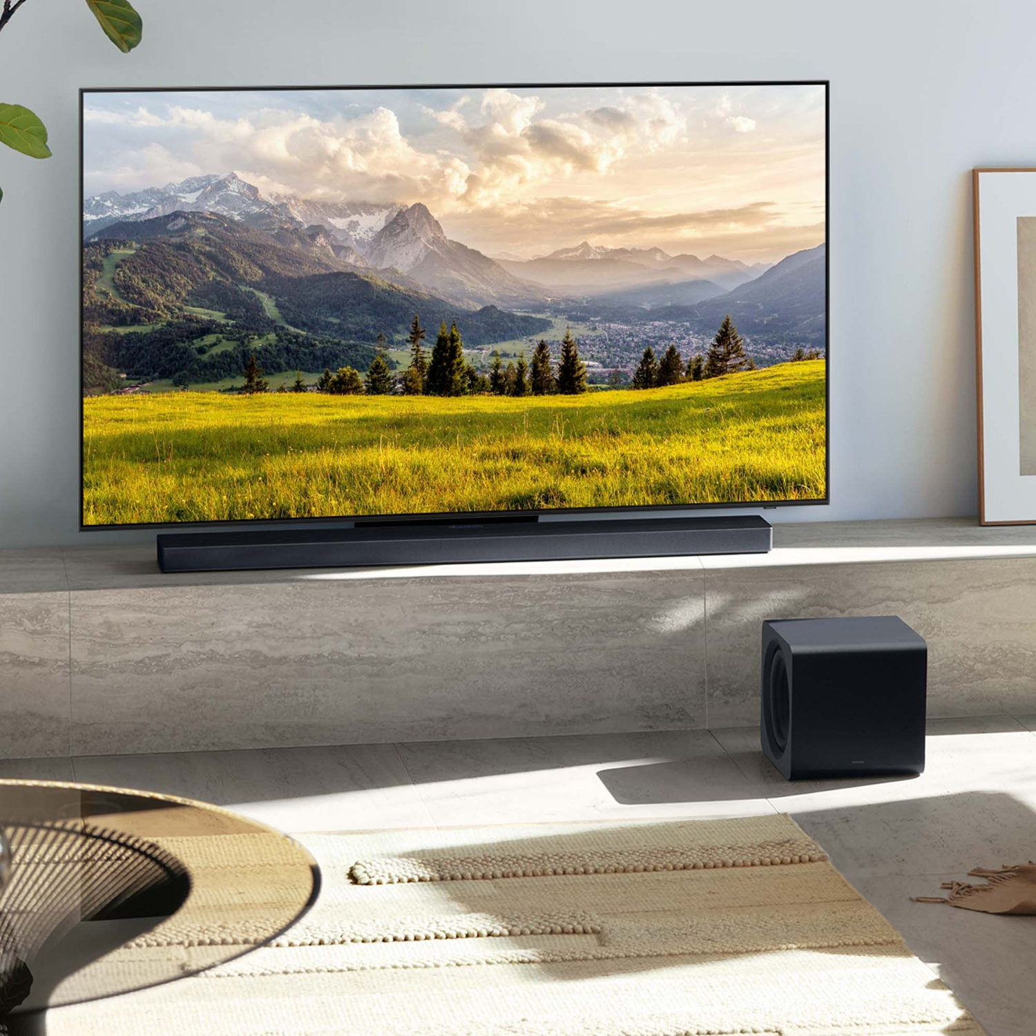 Soggiorno moderno con grande TV che mostra un paesaggio montano.