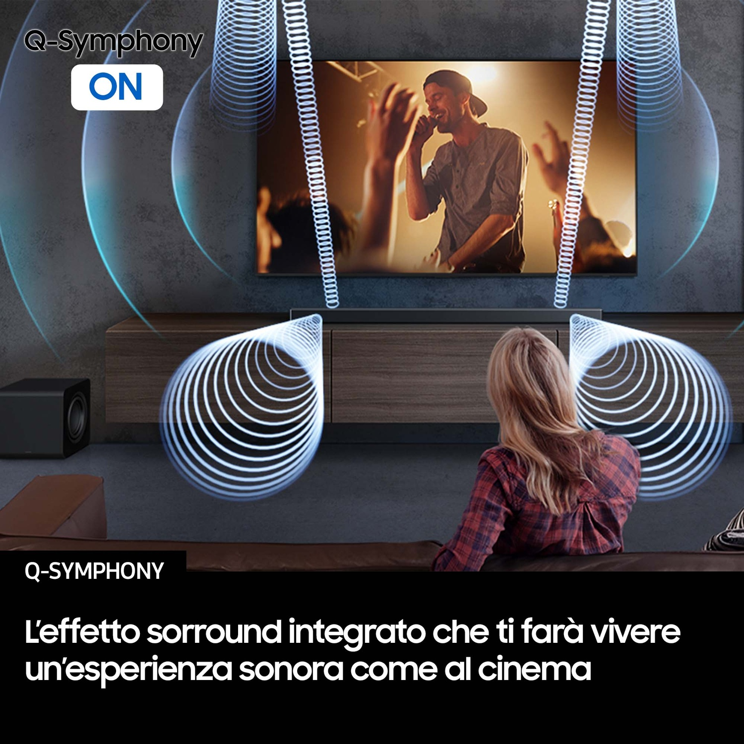 Un uomo canta sul palco, una donna seduta su un divano davanti a una TV.