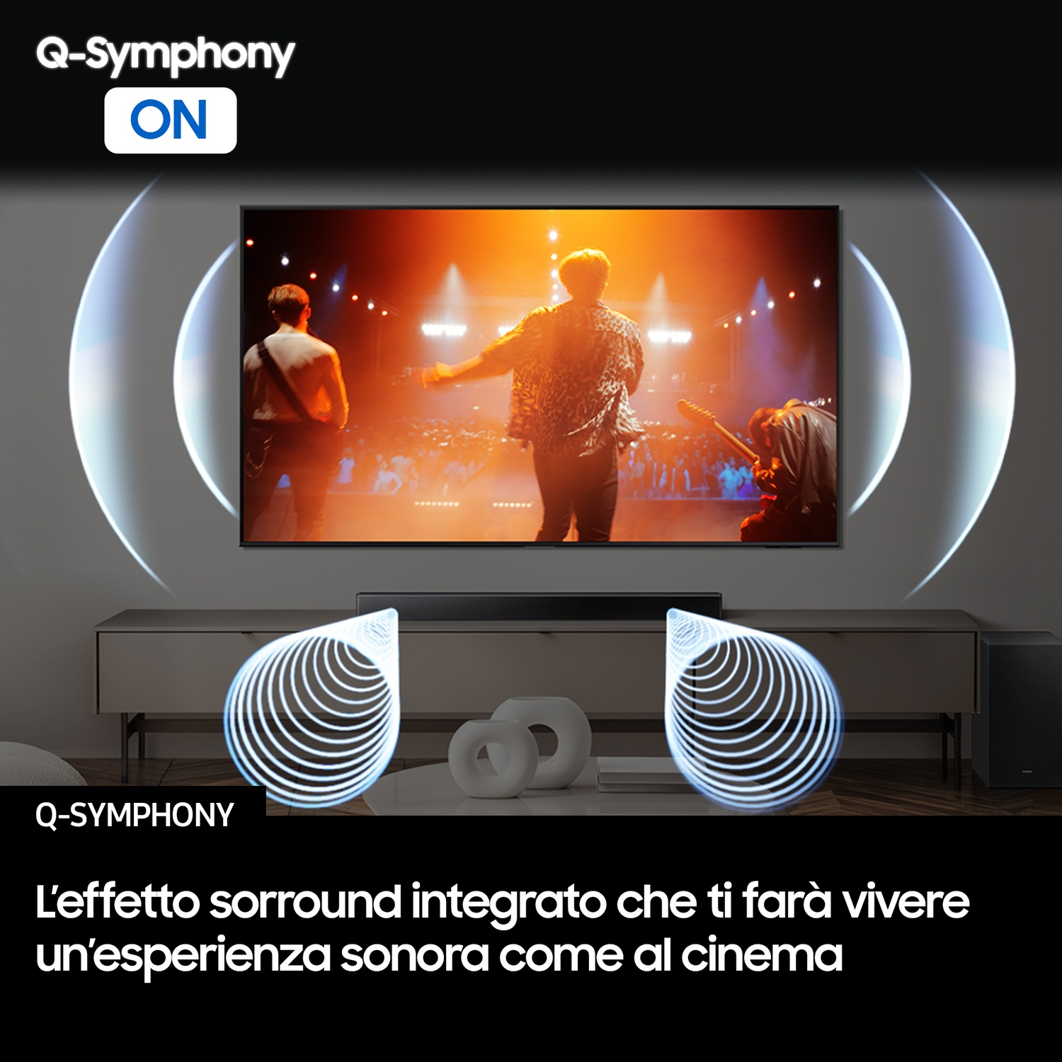 Un TV con soundbar e subwoofer mostra una band sul palco. Q-Symphony è ATTIVO.