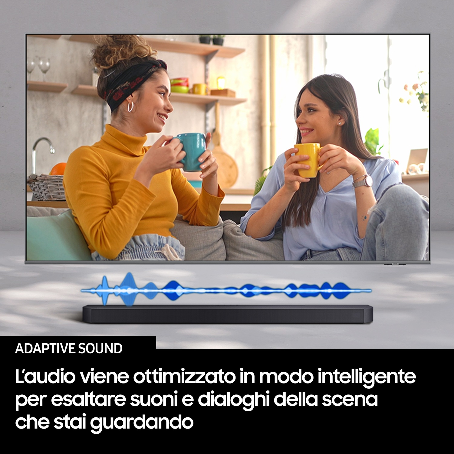 Due donne bevono caffè, sotto è mostrata una soundbar con forma d'onda.