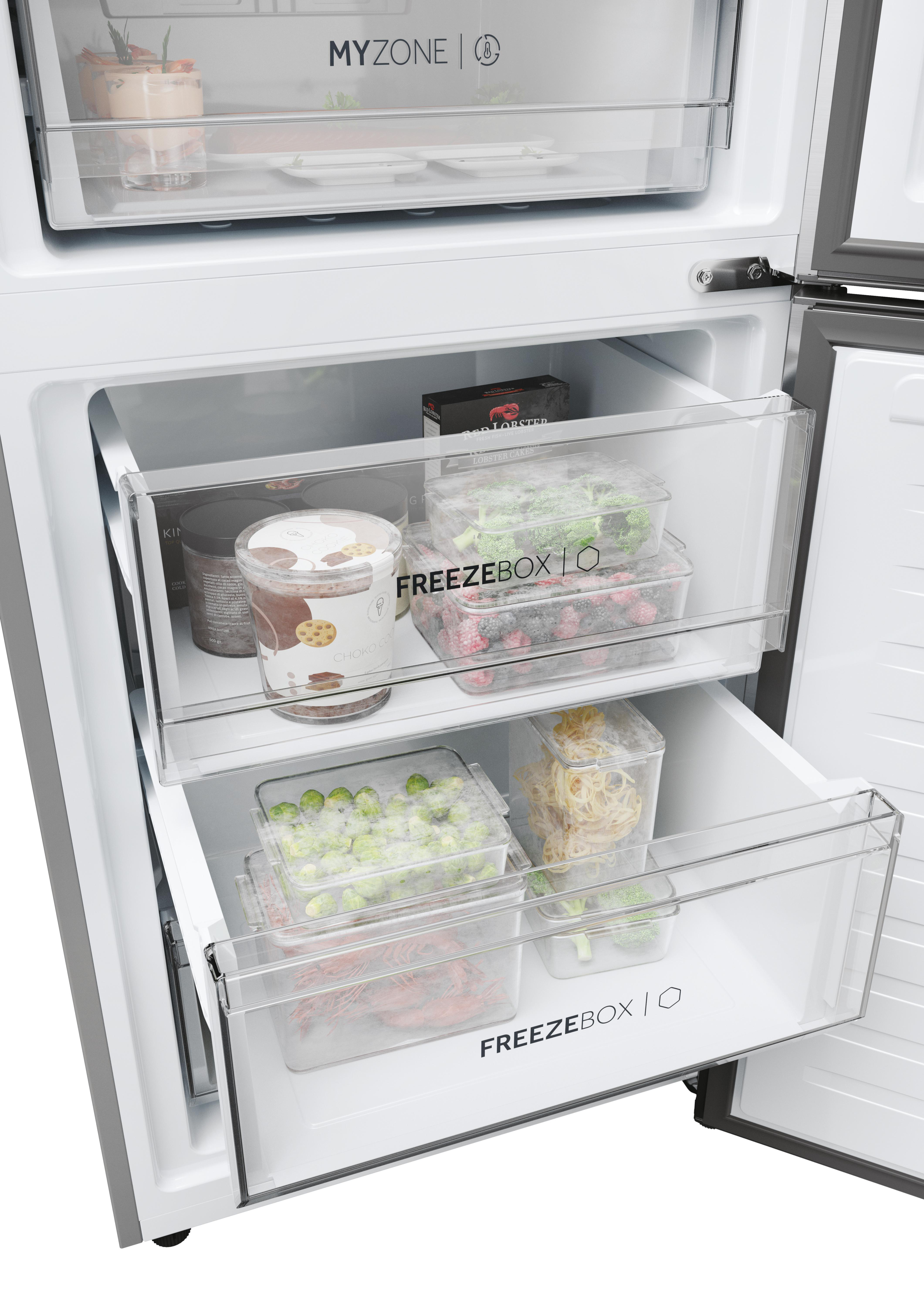 Ein Kühlschrank mit gefrorenen Lebensmitteln in Schubladen.