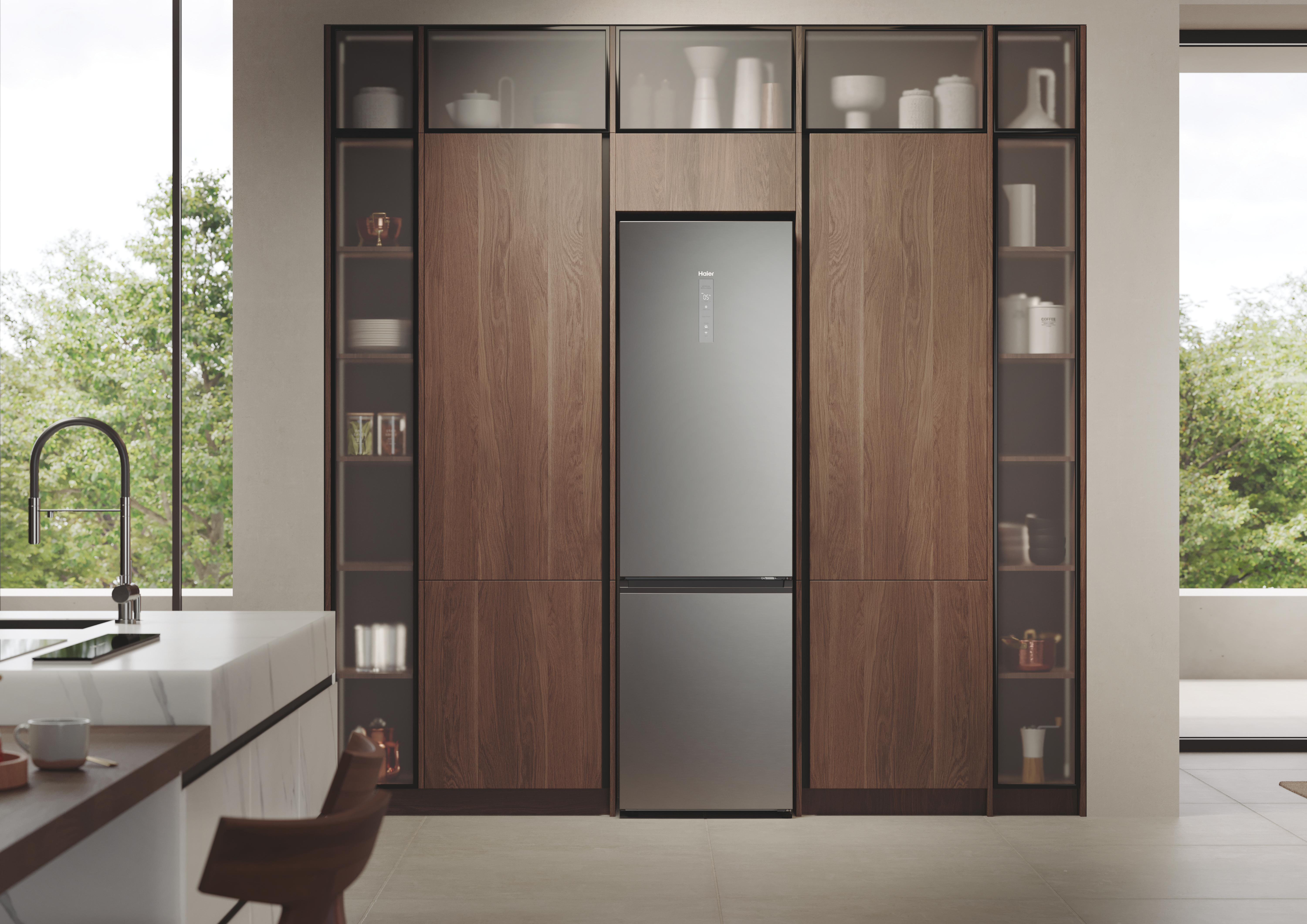 Moderne Küche mit Holzeinbauten, Kühlschrank und Blick ins Grüne.
