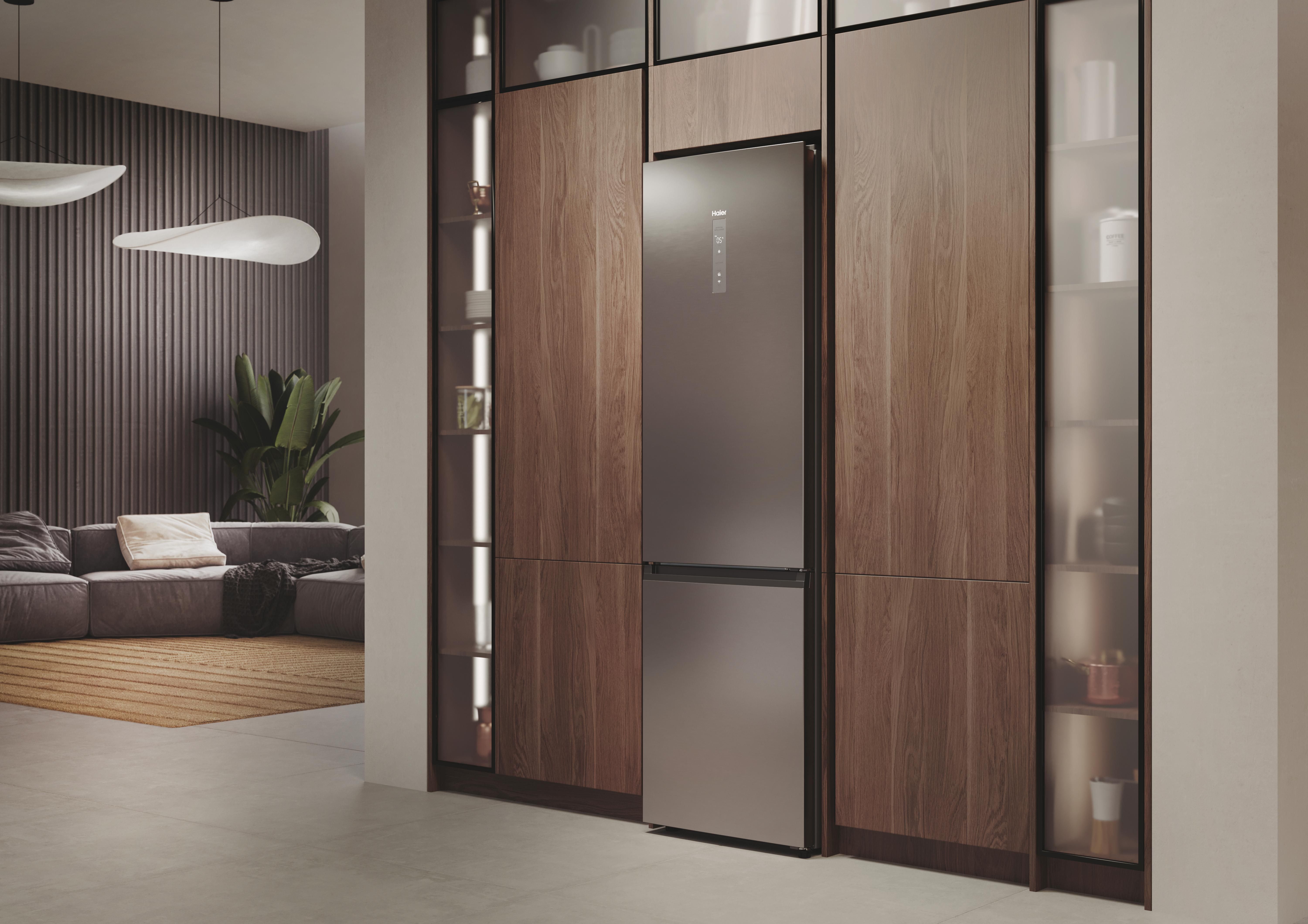 Ein moderner Küchenschrank mit einem Kühlschrank und Glasregalen.