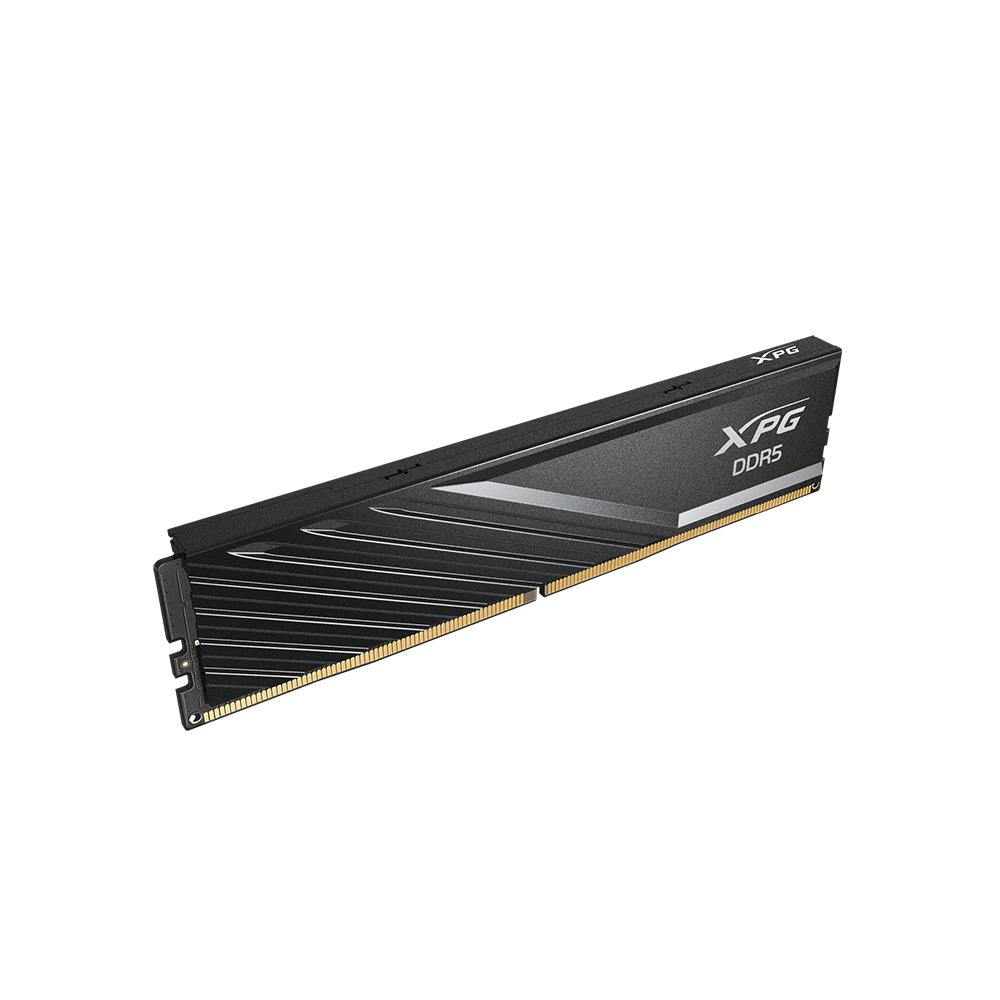 Siyah XPG DDR5 RAM modülü, soğutucu ve altın kontaklı.