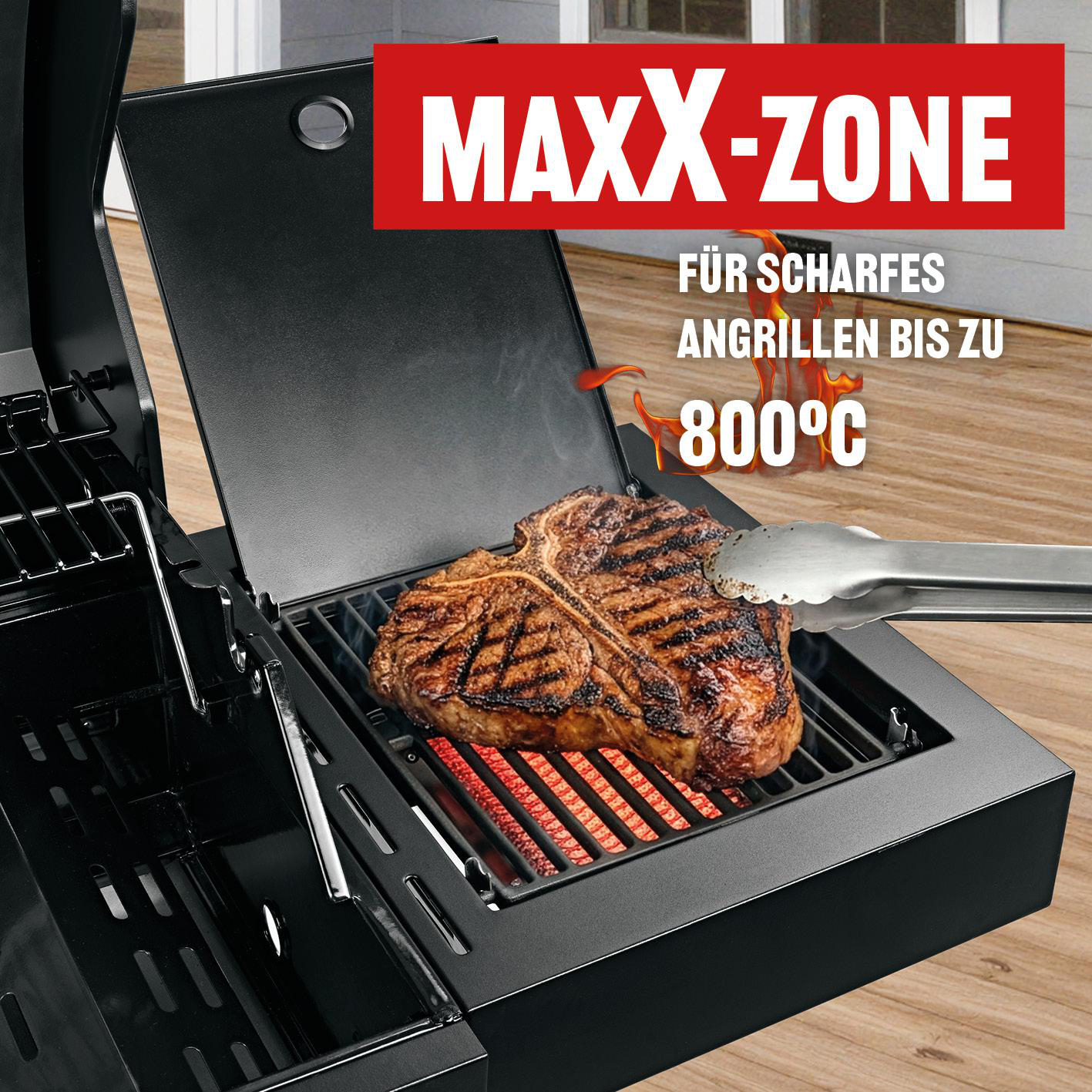 Ein T-Bone-Steak wird mit einer Zange auf einem Grill bei 800°C gegrillt.