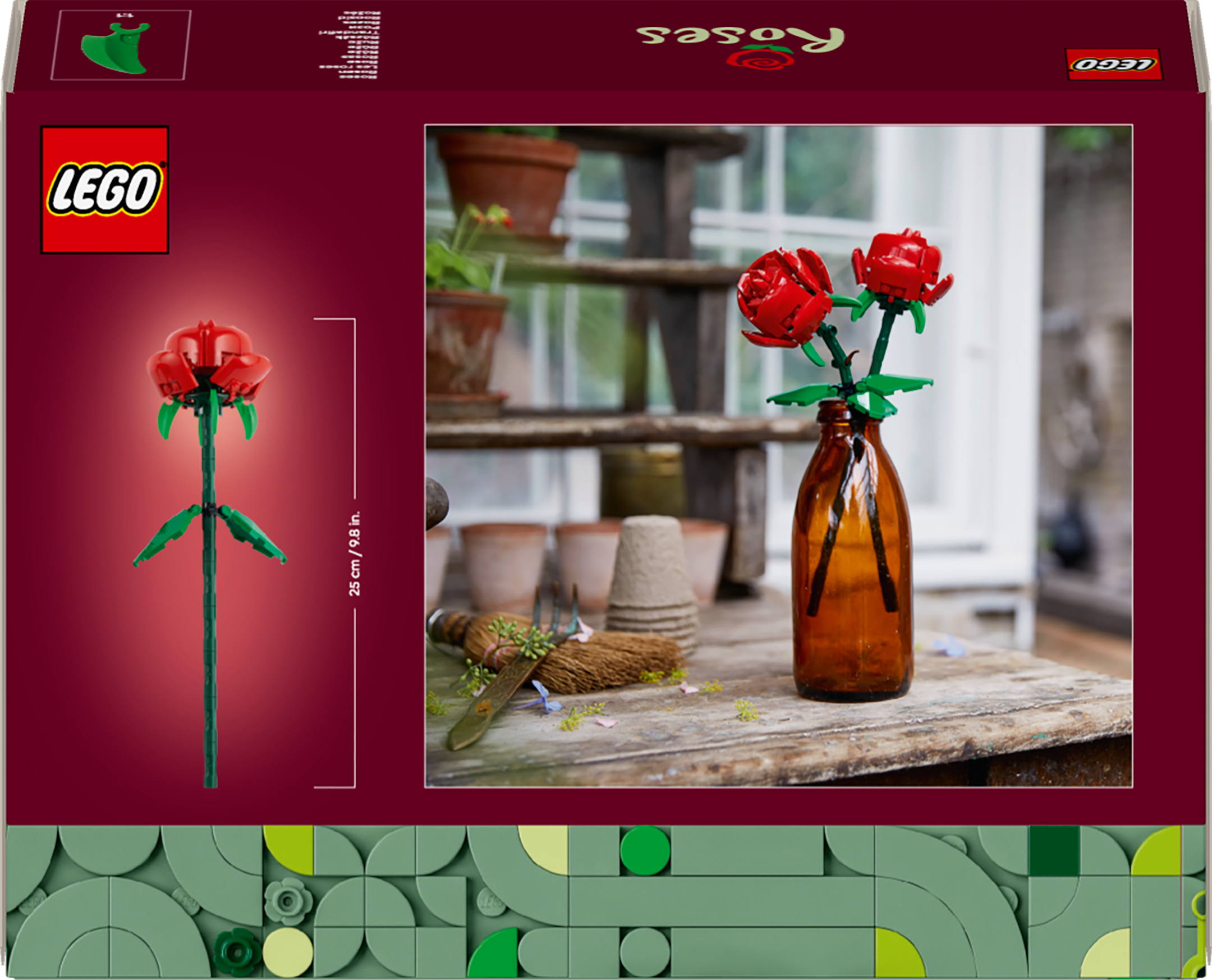 Zwei rote Lego-Rosen in einer braunen Glasflasche auf einem Holztisch.