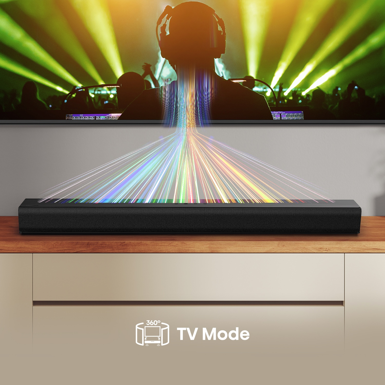 Una soundbar nera emette raggi di luce colorati verso un uomo con cuffie davanti a una scena di concerto.