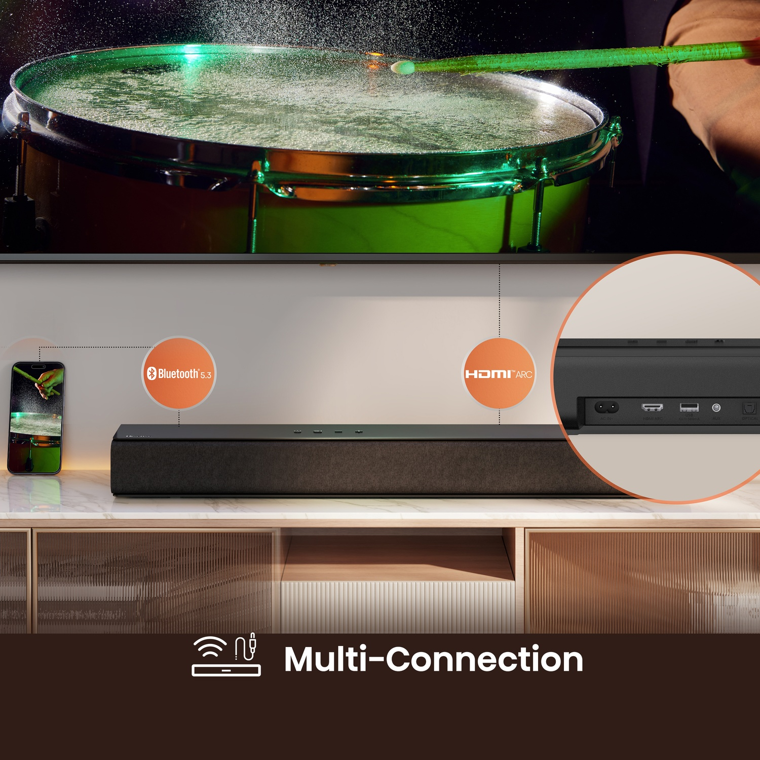 Una TV mostra un tamburo. Accanto, una soundbar con porte e icone. Testo Multi-Connection.