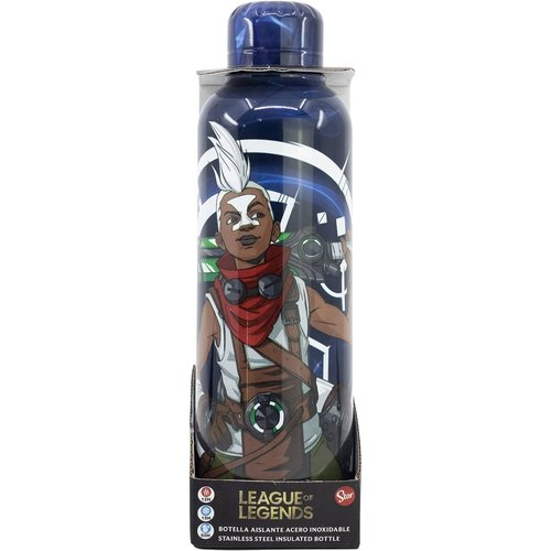 Una botella de agua azul con arte de League of Legends de un hombre con pelo blanco.