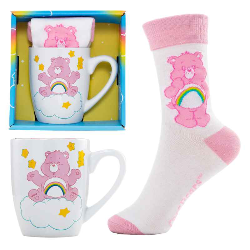 Una taza y calcetín blancos con un oso Care Bear rosa y un arcoíris.