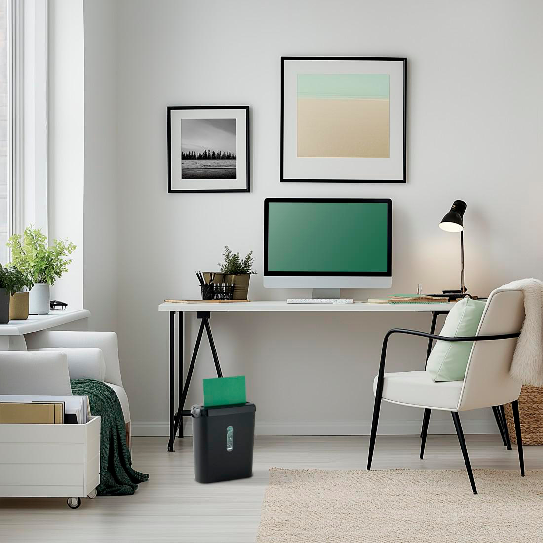 Ein Schreibtisch mit Computer, Lampe und Stuhl. Ein Aktenvernichter steht daneben.