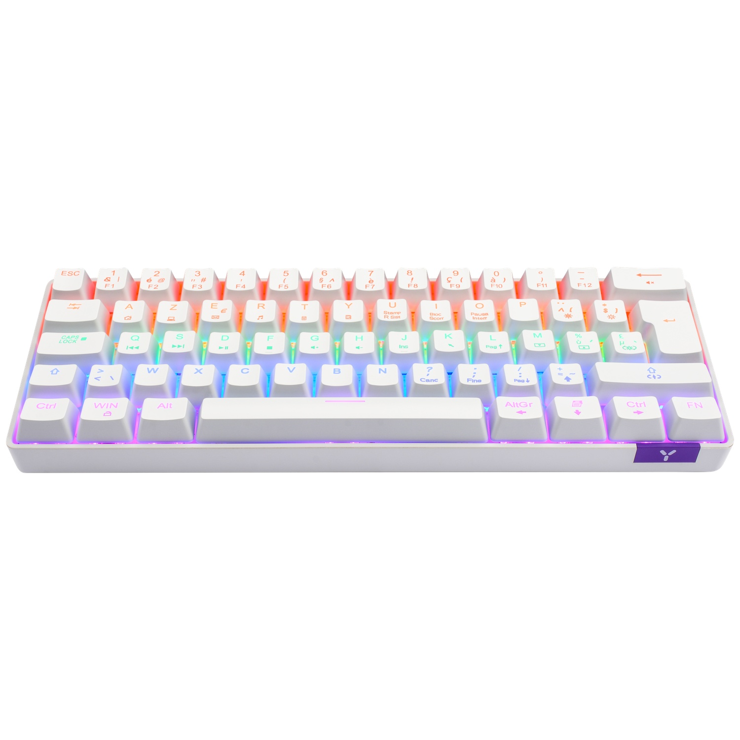 Een wit toetsenbord met gekleurde RGB-verlichting, geïsoleerd op wit.