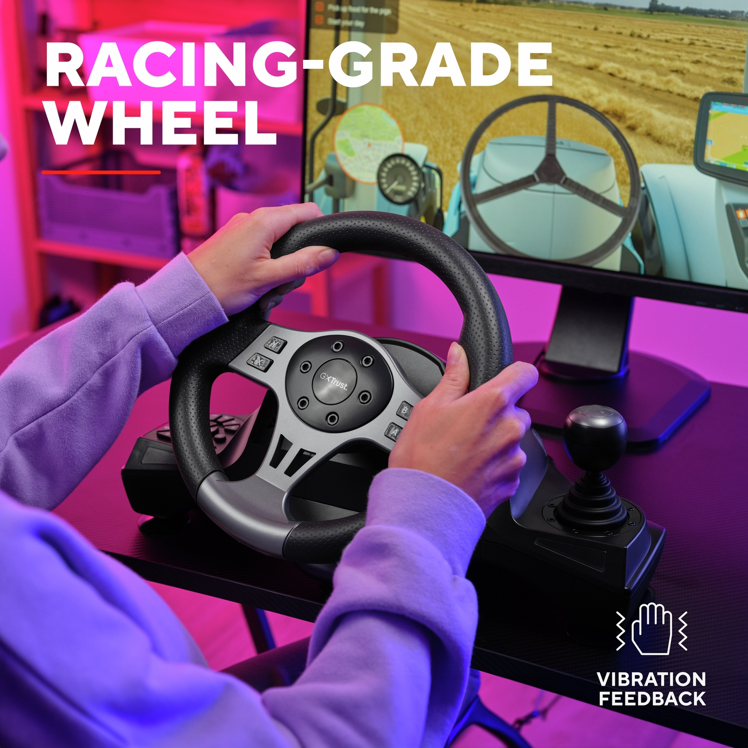 Personne jouant à un jeu de simulation agricole avec un volant et un levier de vitesses.