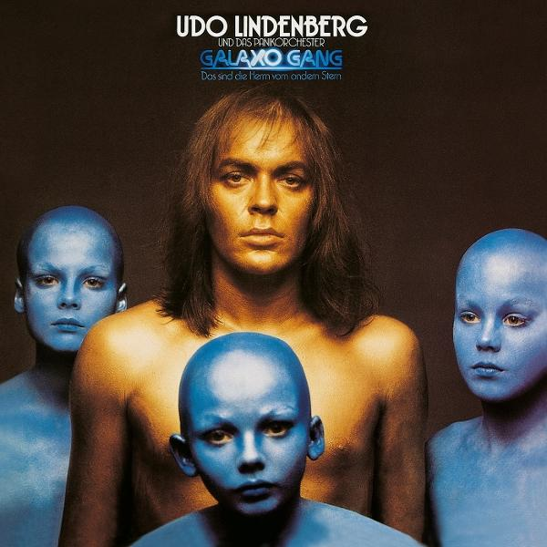Udo Lindenberg und drei blau bemalte Personen posieren.