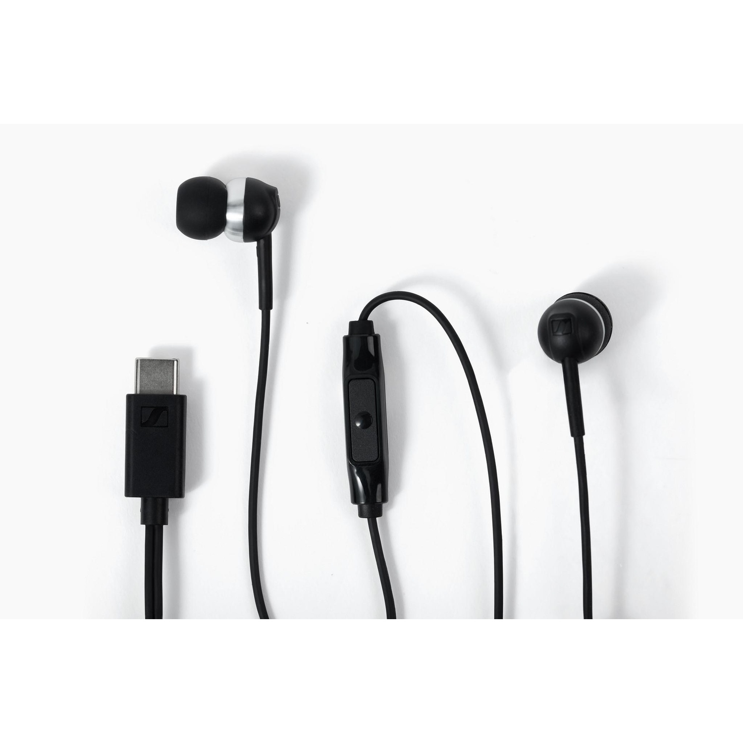 Cuffie in-ear nere con connettore USB-C e microfono inline su sfondo bianco.