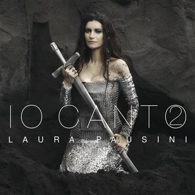 Vrouw met zwaard in harnas voor donkere rotsen. Tekst: IO CANTO 2 LAURA PAUSINI.