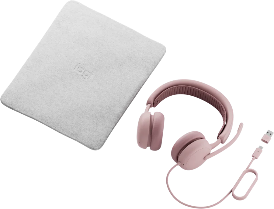 Egy rózsaszín fejhallgató mikrofonnal és egy szürke tok Logitech logóval.