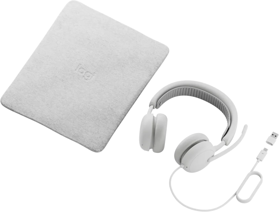 Fehér fejhallgató mikrofonnal és Logitech tok fekete háttéren.