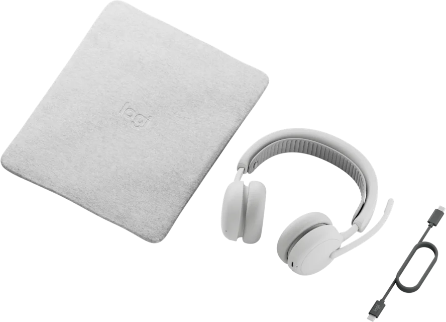 Fehér fejhallgató mikrofonnal, kábellel és Logitech tasakkal fekete háttéren.