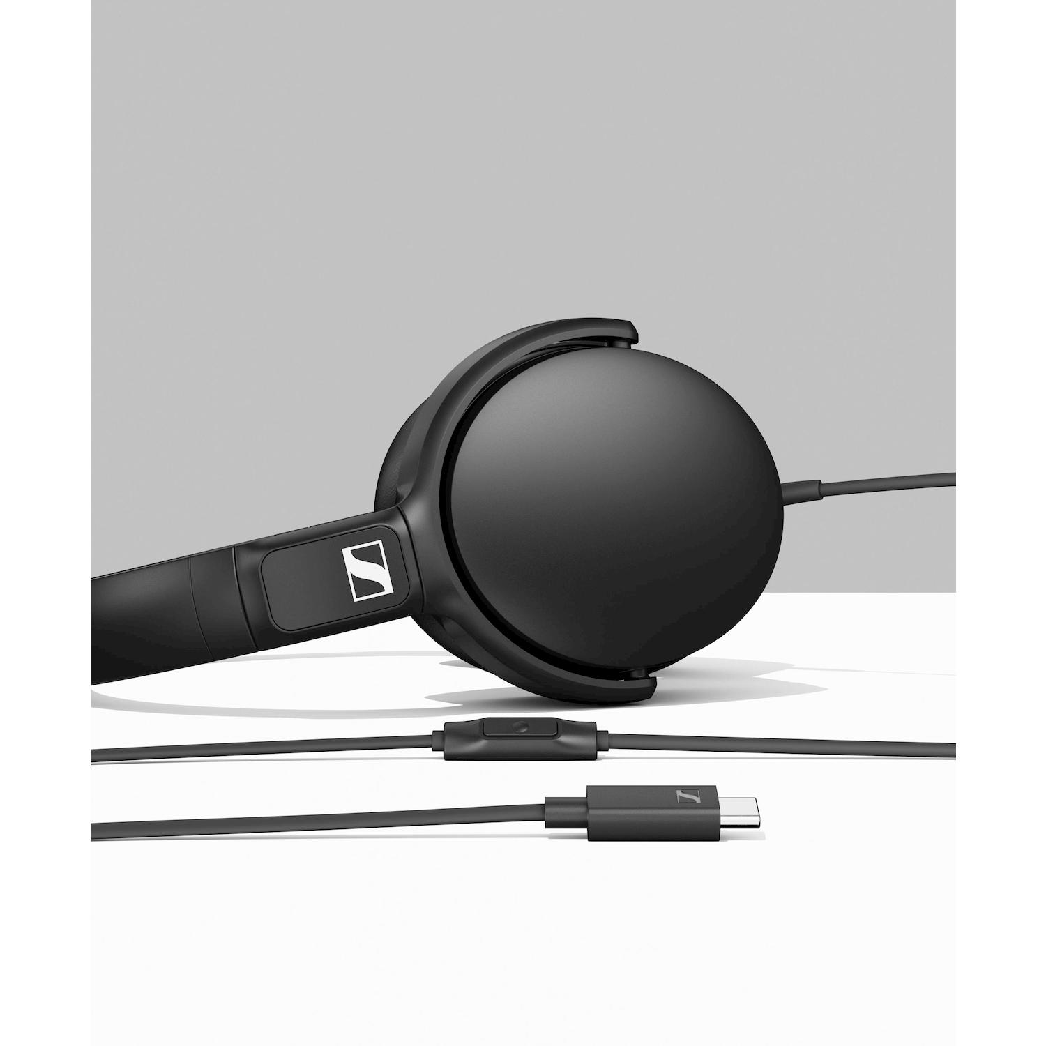 Cuffie nere con cavo e connettore USB-C su sfondo grigio.