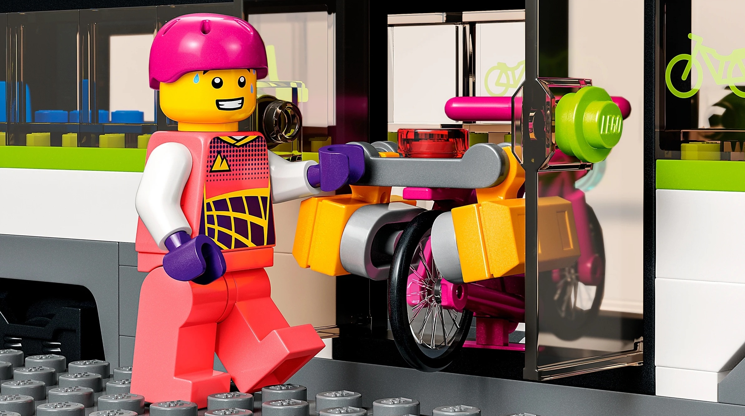 Figurka Lego w kasku i z rowerem przed autobusem.