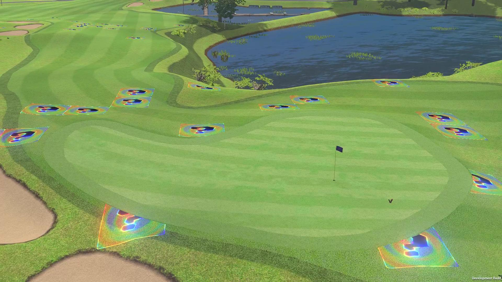 Golfplatz mit Fahne, Wasser und markierten Bereichen. Sandbunker sind sichtbar.