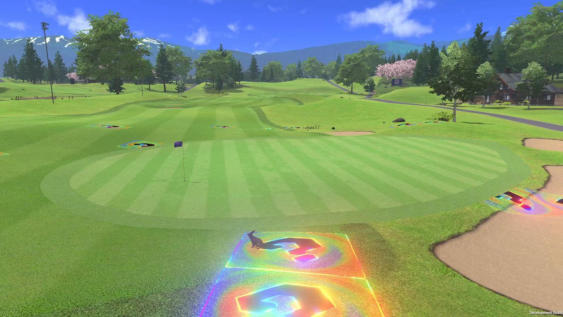 Ein Golfplatz mit Fragezeichen-Symbolen auf dem Boden und Bergen im Hintergrund.
