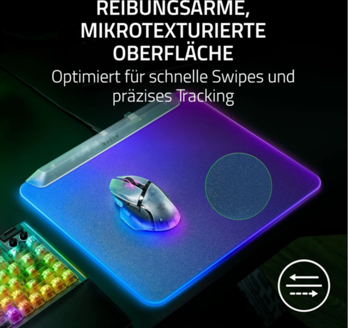 Eine Maus auf einer beleuchteten Razer-Matte mit einer Tastatur im Hintergrund.