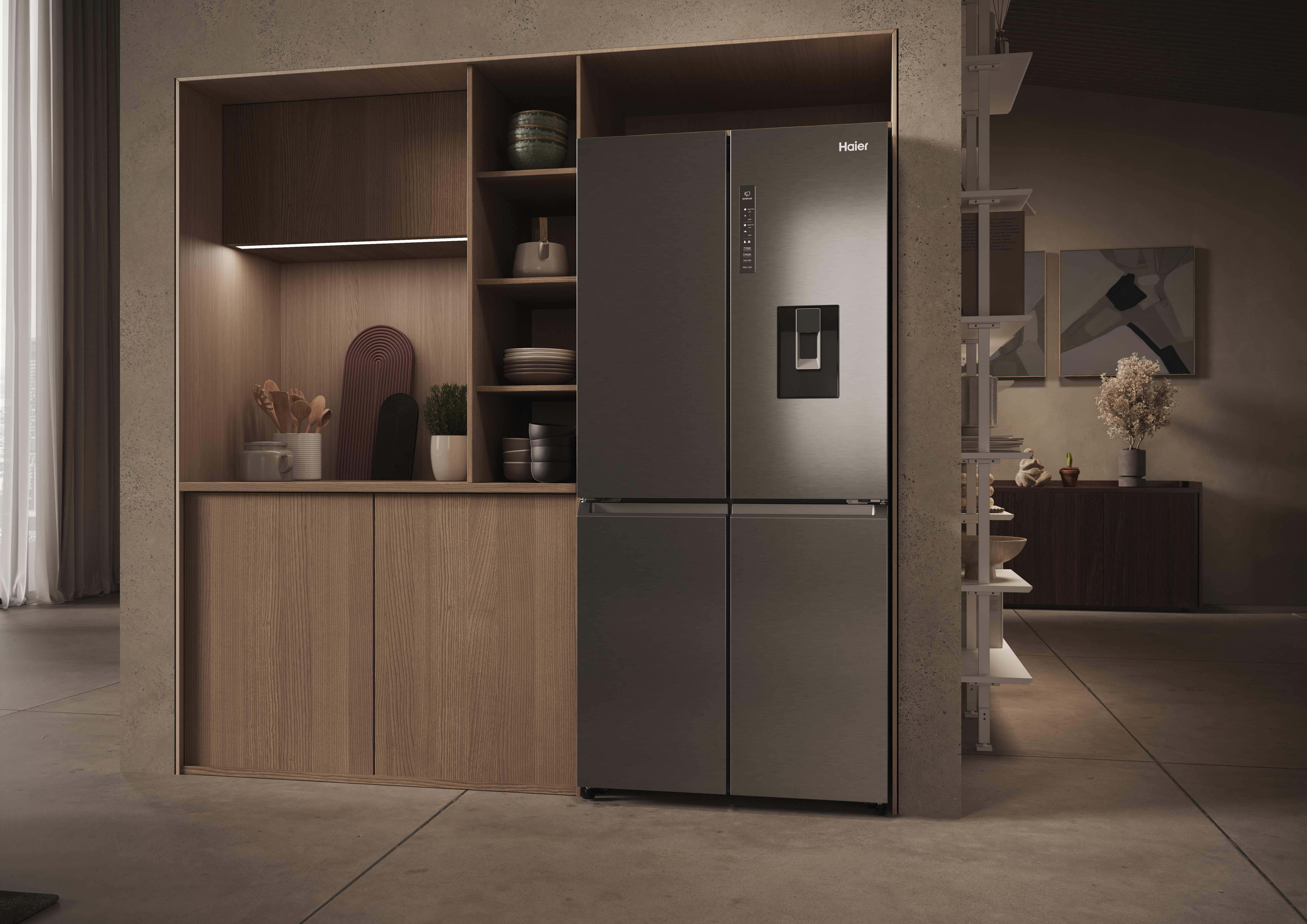 Ein moderner Edelstahl-Kühlschrank mit Wasserspender neben Einbauschränken.
