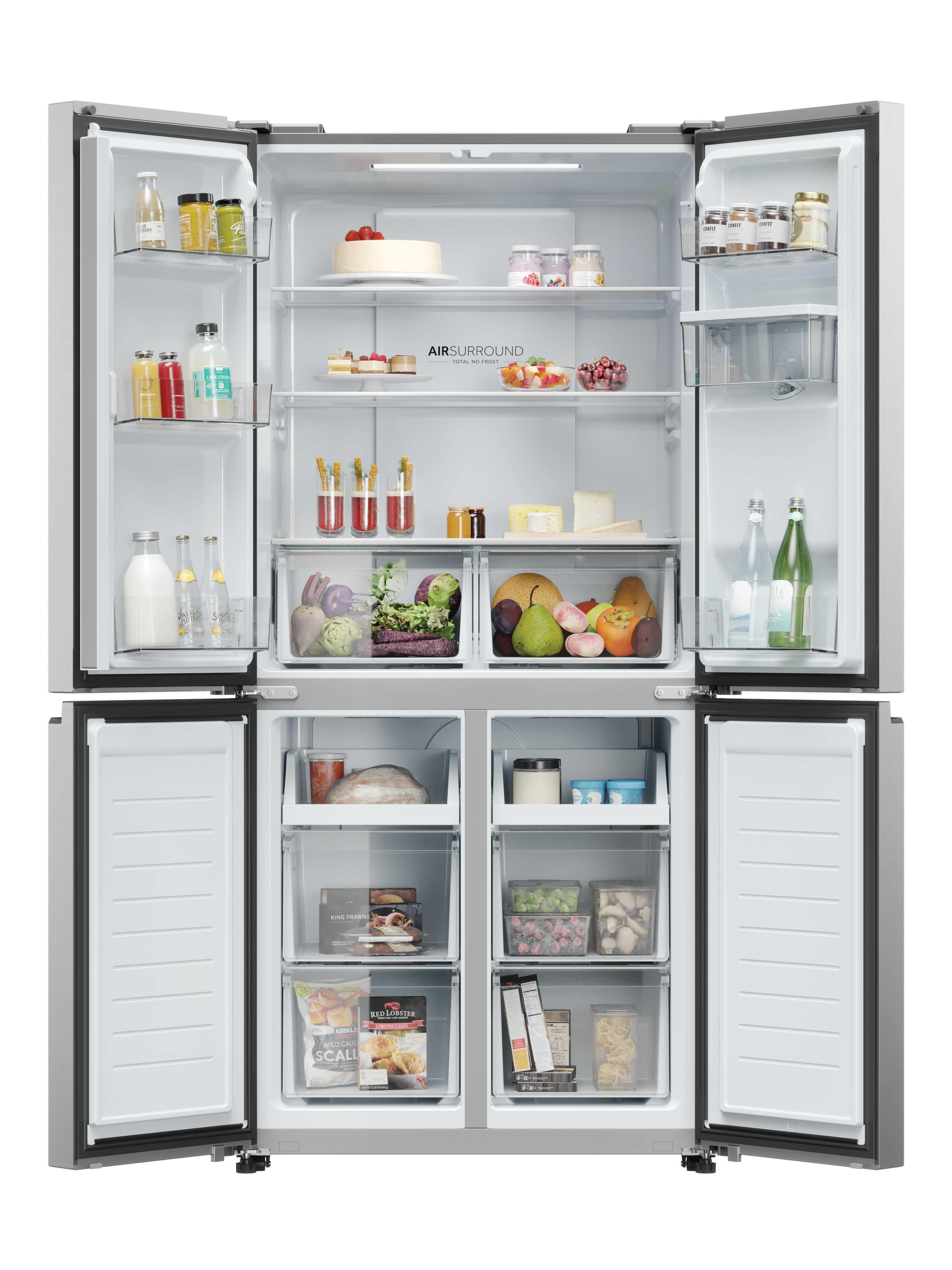 Ein offener Kühlschrank mit Lebensmitteln, Obst, Gemüse, Kuchen und Getränken.