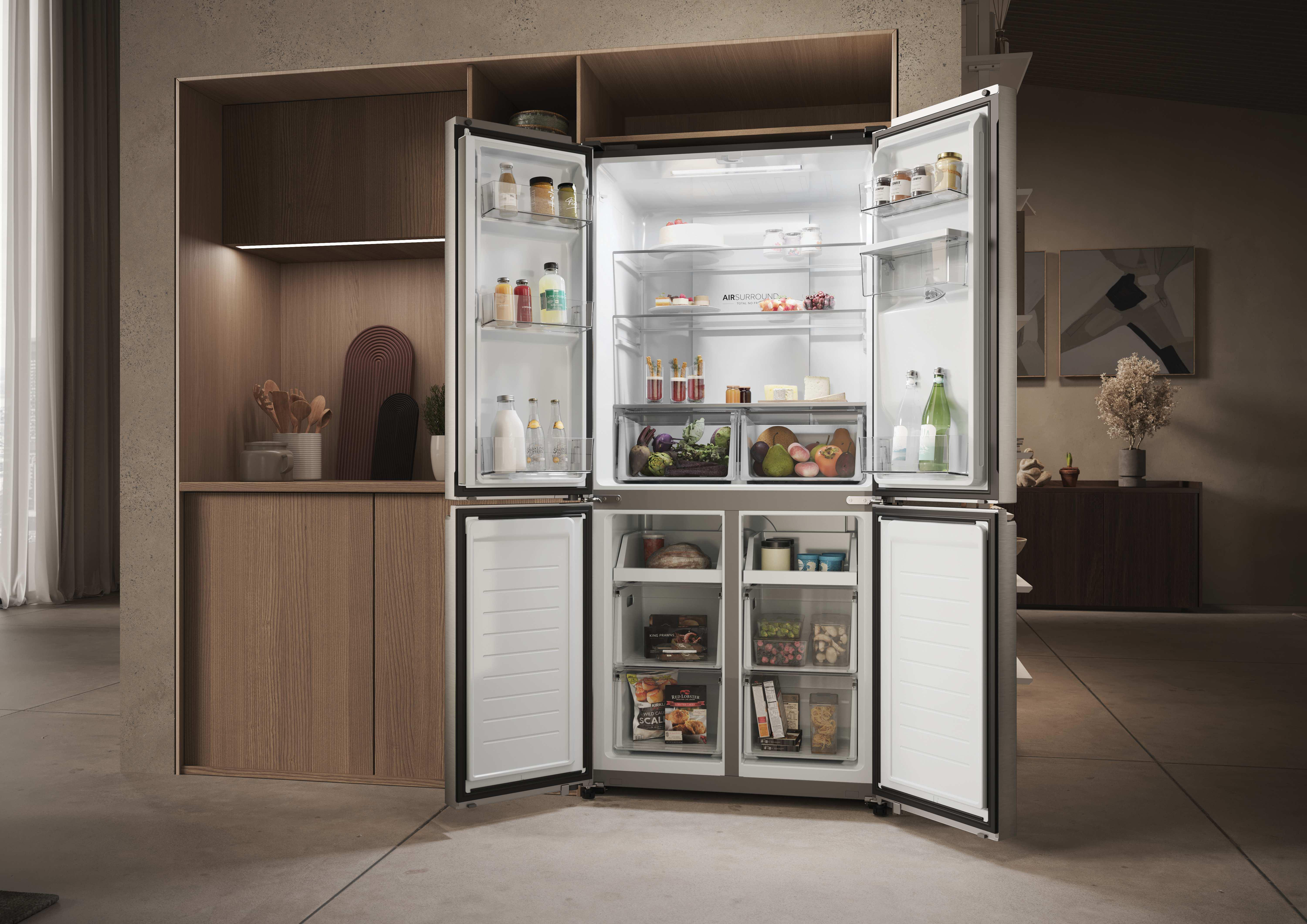 Ein offener Kühlschrank mit Lebensmitteln und Schubladen.