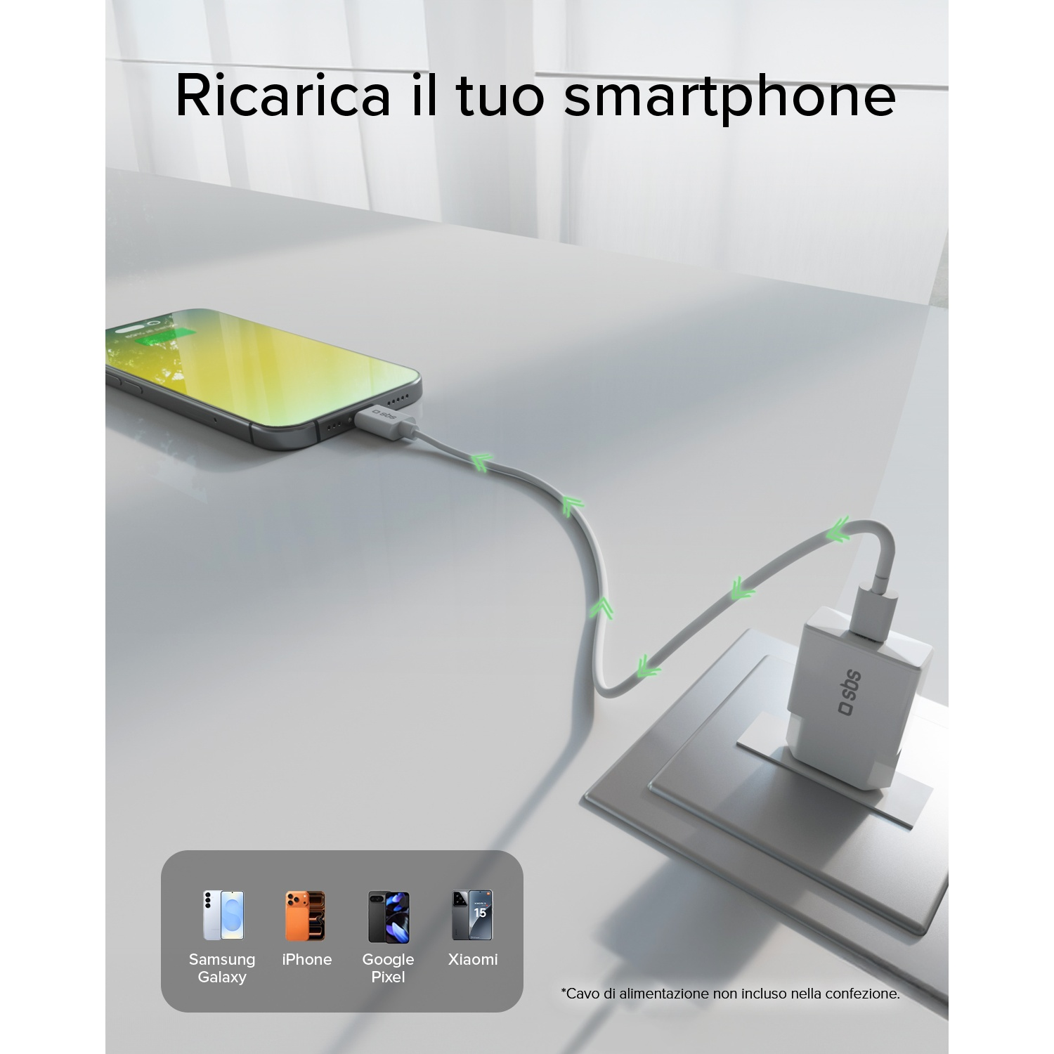 Uno smartphone è collegato a un caricabatterie SBS con un cavo bianco.