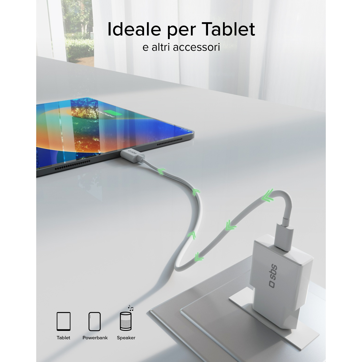 Un tablet è collegato a un caricabatterie SBS bianco tramite un cavo bianco.