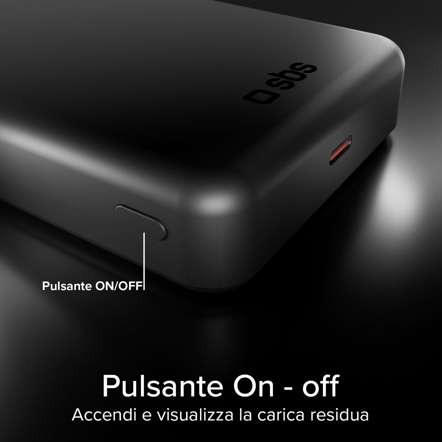 Power bank nera con logo SBS e porta USB-C. Un pulsante è etichettato.