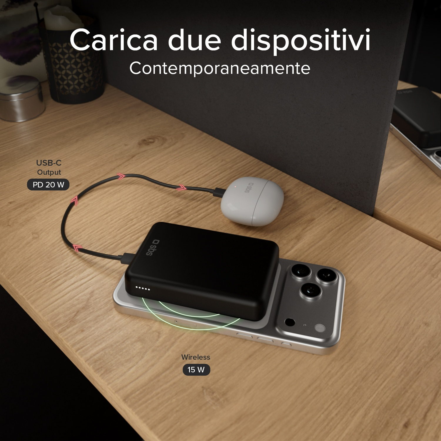 Un caricatore nero carica un telefono wireless, un altro dispositivo carica via USB-C.