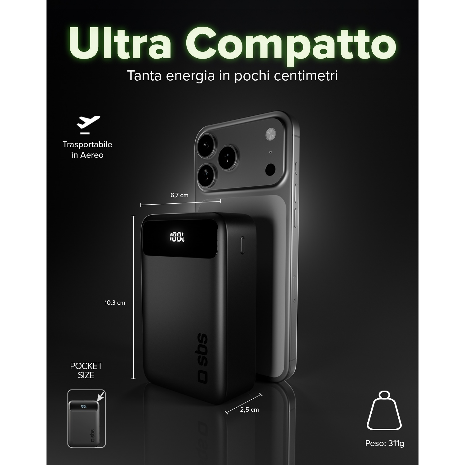 Powerbank nera accanto a un telefono. Dimensioni: 10,3x6,7x2,5cm. Peso 311g.