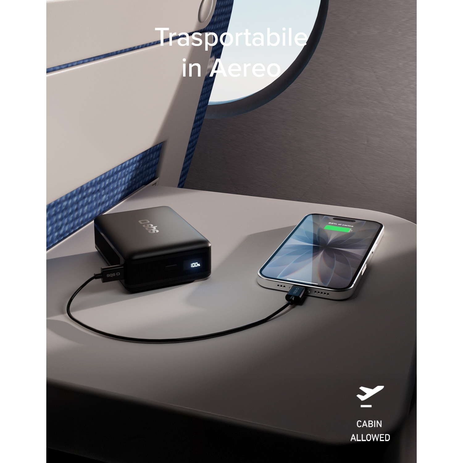 Power bank e smartphone in carica su un sedile di aereo. Cabina permessa.