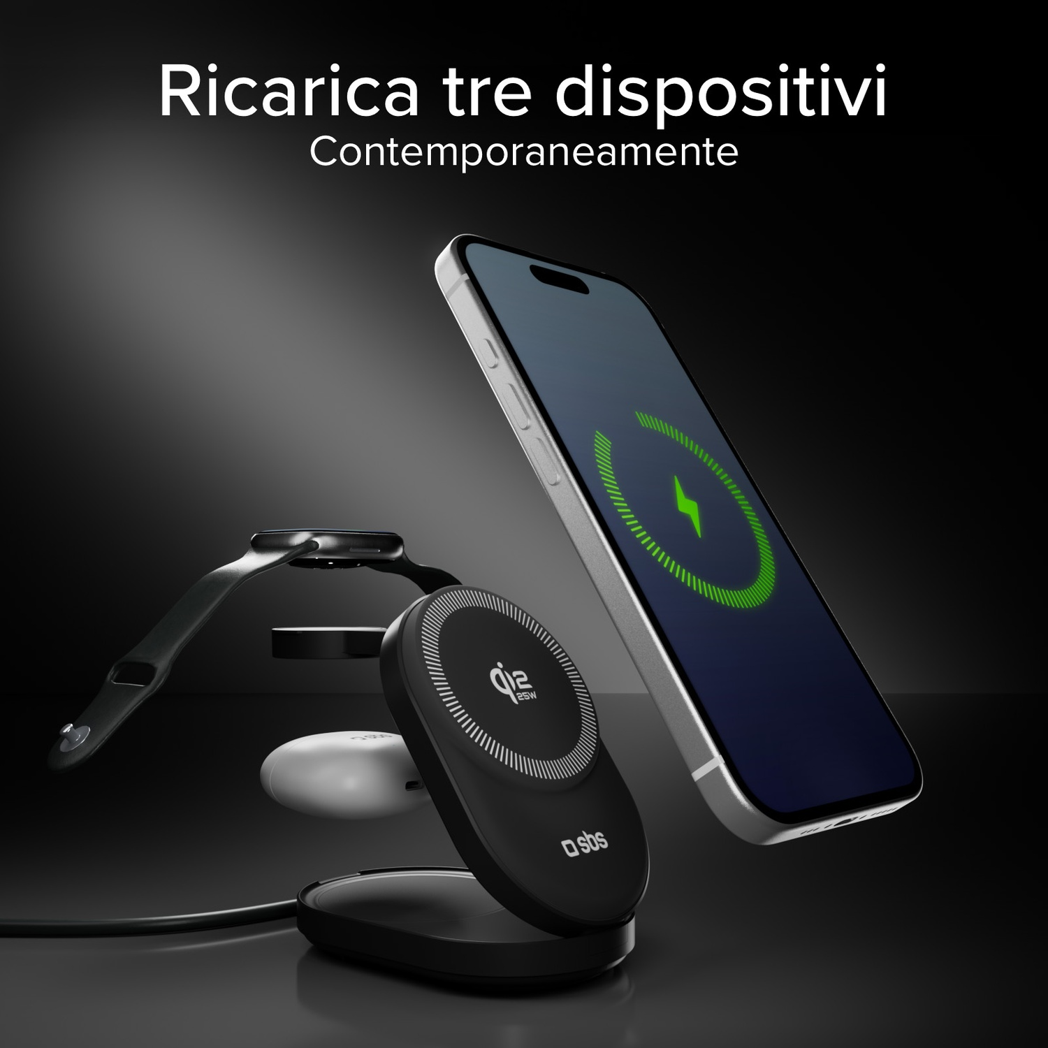 Uno smartphone, uno smartwatch e auricolari in carica contemporaneamente su un caricatore nero.