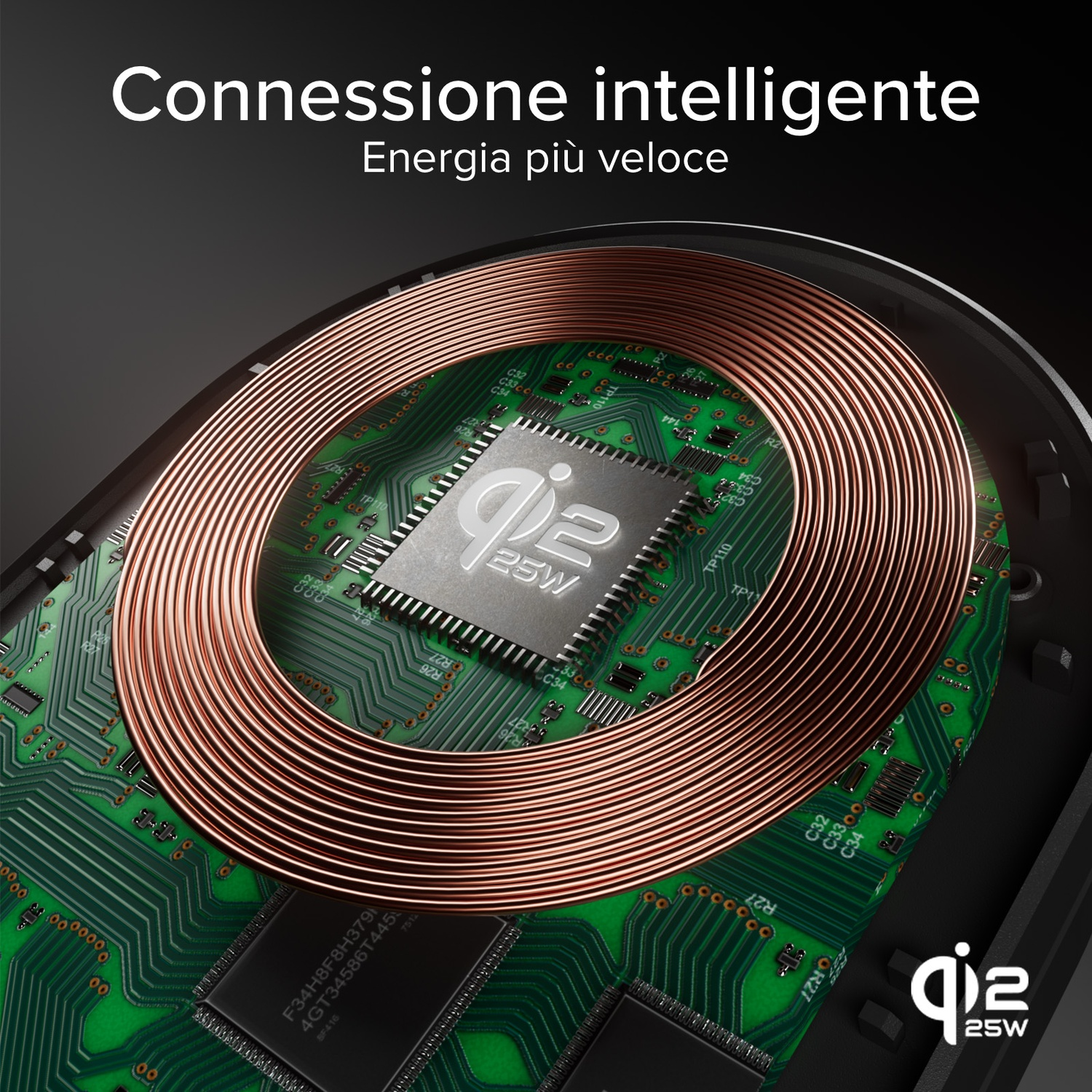 Primo piano di un circuito stampato con bobina di rame e chip. "Connessione intelligente"
