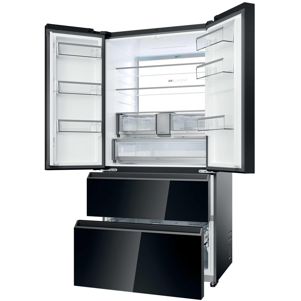 Ein schwarzer Kühlschrank mit offenen Türen und Schubladen.