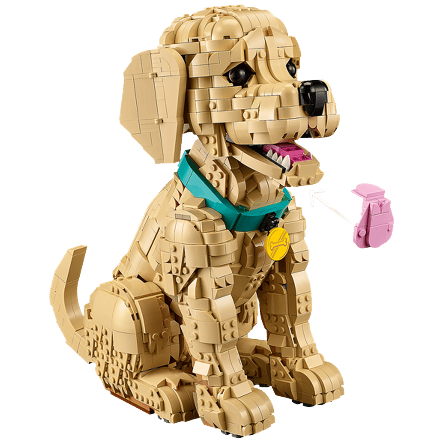 Een Lego Golden Retriever zit met een roze speeltje in zijn bek tegen een zwarte achtergrond.