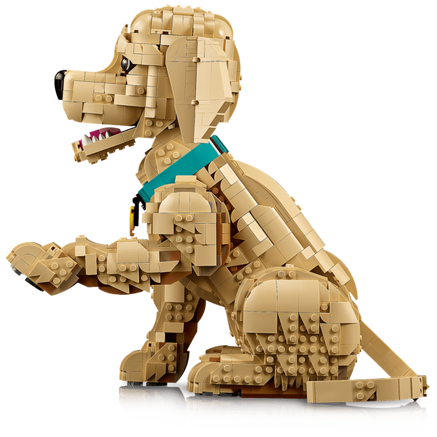 Een bruine LEGO-hond zit met één poot omhoog tegen een zwarte achtergrond.